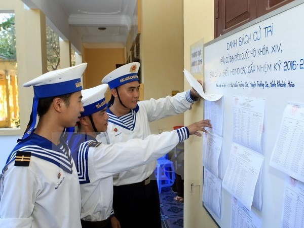 Voters in Song Tu Tay look at the list of candidates (Source: VNA) Voters in Song Tu Tay look at the list of candidates (Source: VNA)